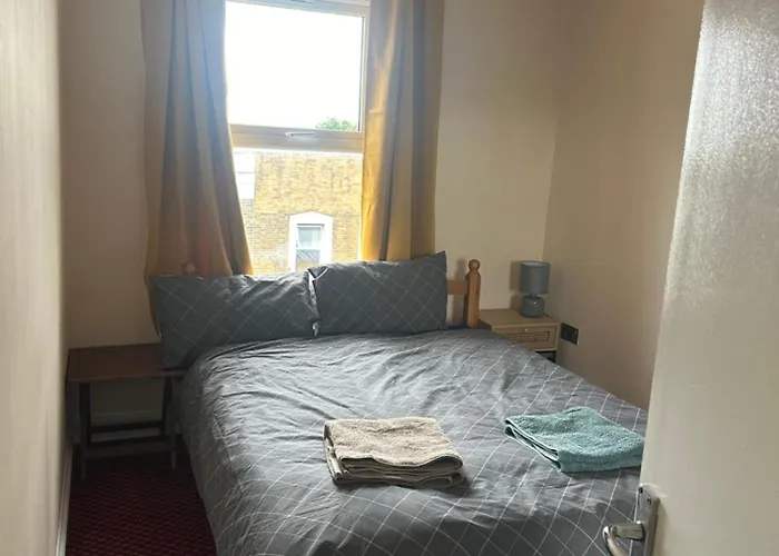 Lovely Woodford One Bedroom Apartment London