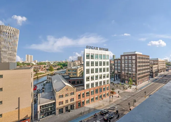Penthouse W/ Hot Tub Near Stratford