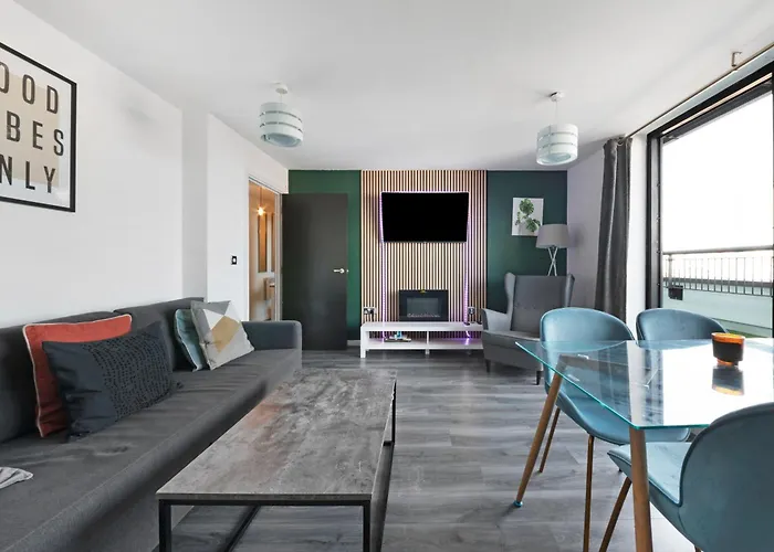 Penthouse W/ Hot Tub Near Stratford