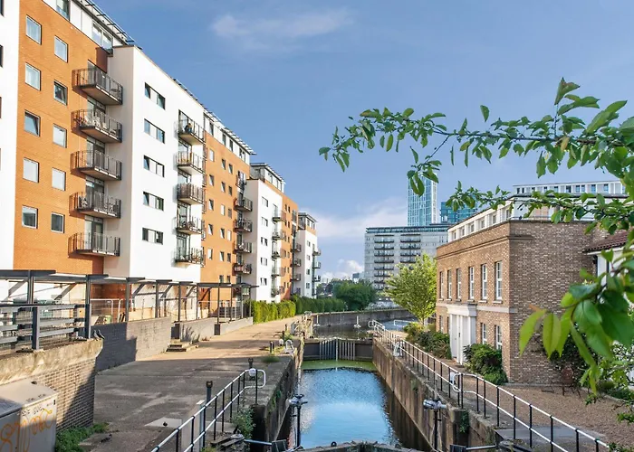 Penthouse W/ Hot Tub Near Stratford