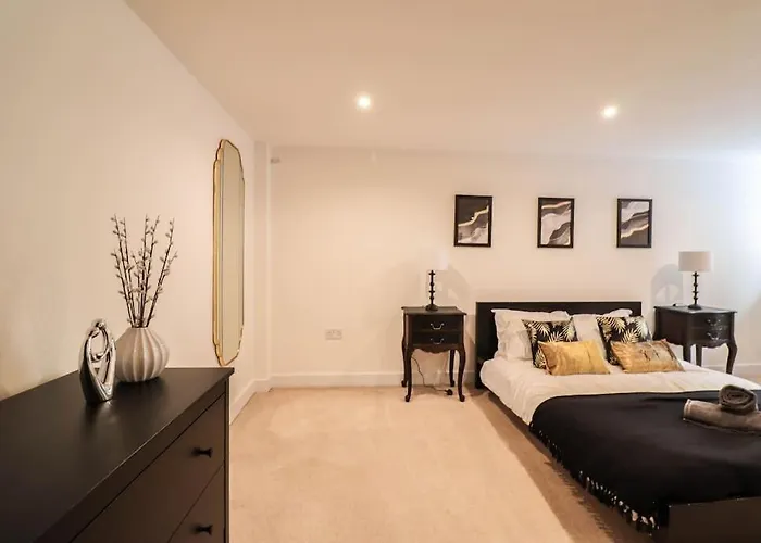 Central London 2 Bed Flat With Parking - Long Stay Offer