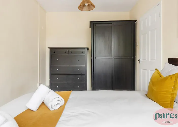 Parea Living - Cosy Flat With Skyline Views Beside Canary Wharf London