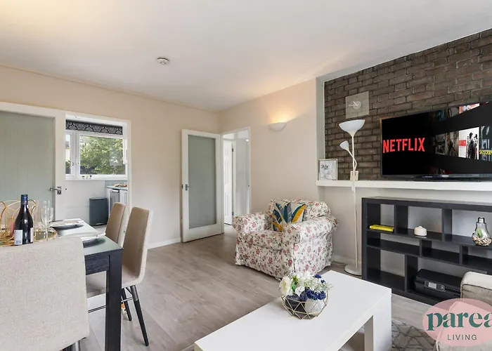 Parea Living - Cosy Flat With Skyline Views Beside Canary Wharf