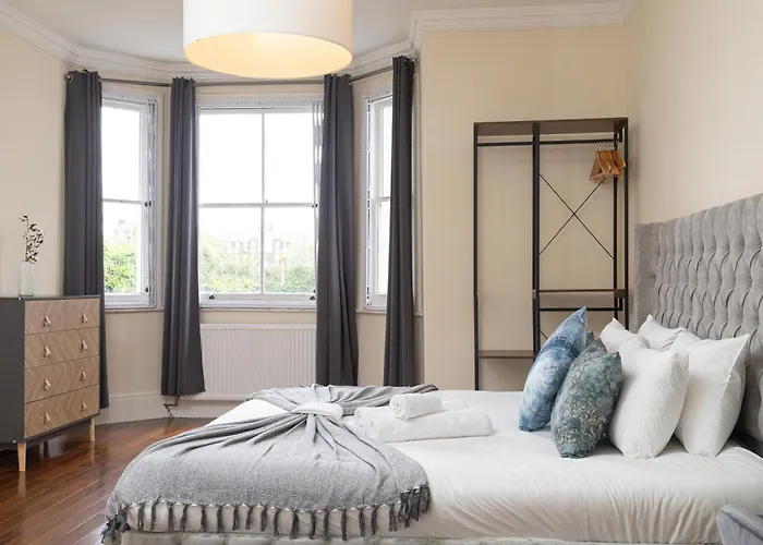 Large Putney Oasis 3-Bed With Garden & Parking