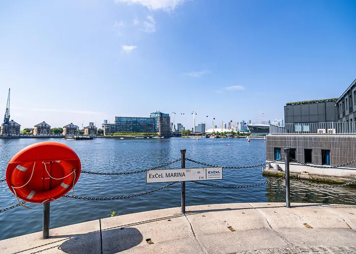 Spacious Excel London Apartment With Balcony, River View And Parking Sleeps 8