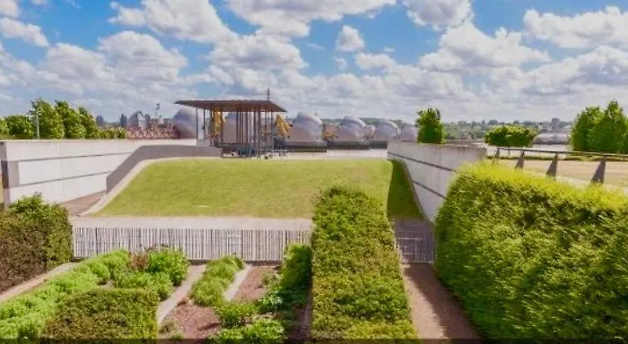 Contemporary Overlooking Barrier Park