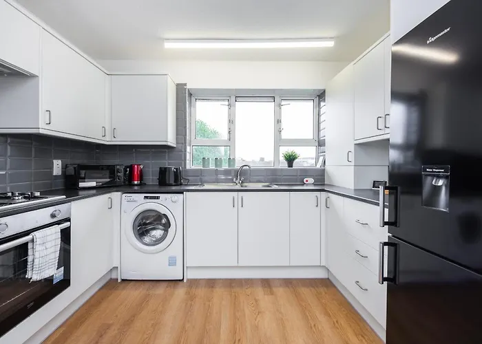 Excel O2 Stunning Large 3 Bedroom Apartment With Balcony London