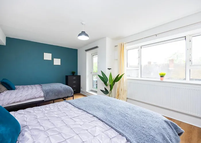 Excel O2 Stunning Large 3 Bedroom With Balcony
