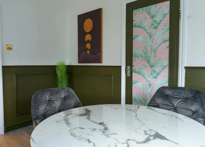 5C- Stylish Urban Retreat - Spacious 2 Bed Flat