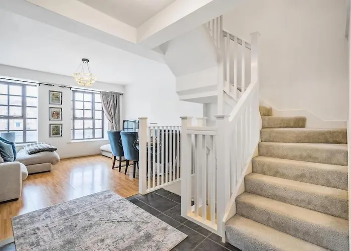 Modern 3 Bedroom, 2 Bathroom, Parking, River View