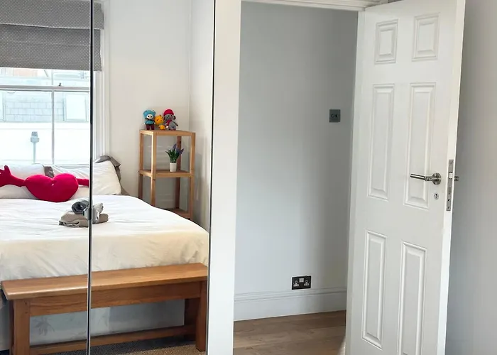 Victorian Modern Two Bedrooms Flat In West Kensington With London Skyline View