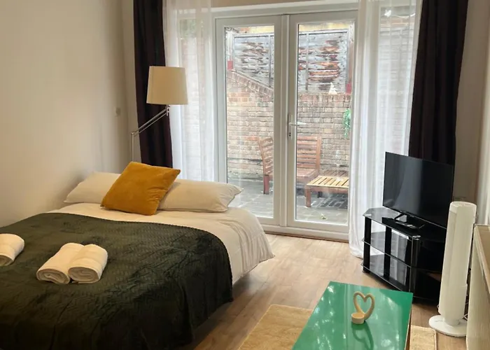 Charming 2-Bed Garden Flat Near Kings Cross St Pancras & Emirates Stadium