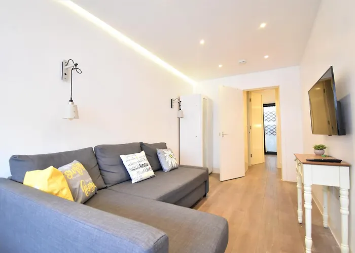 Superb , Shirland Mews