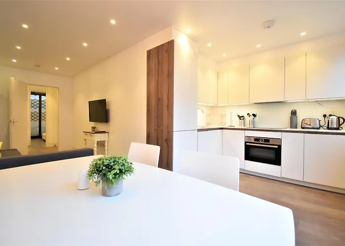 Superb , Shirland Mews