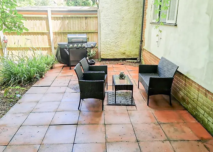 Cosy Apartments Near Hampstead Heath With Free On-Site Parking & Private Gardens, Golders Green