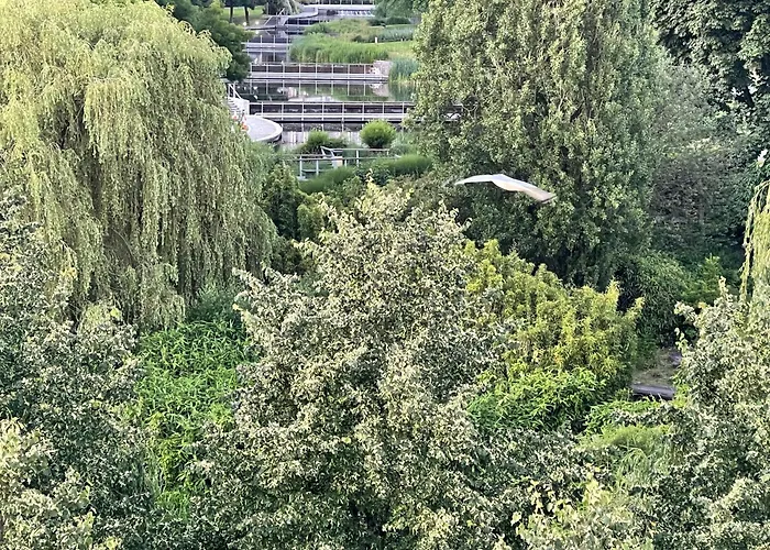 Waterfall Oasis: Luxury Wembley Apartment with Parking