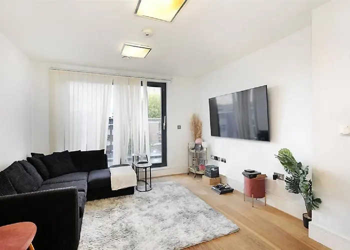 Exquisite One Bed With Nice View And Near Tube