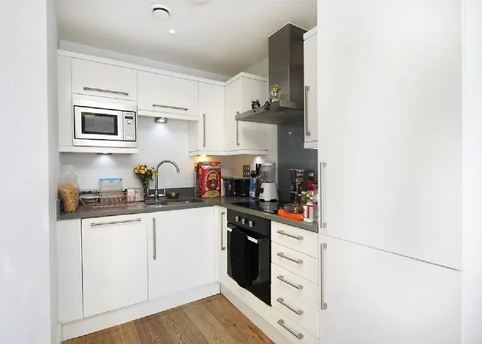 Exquisite One Bed Apartment With Nice View And Near Tube London