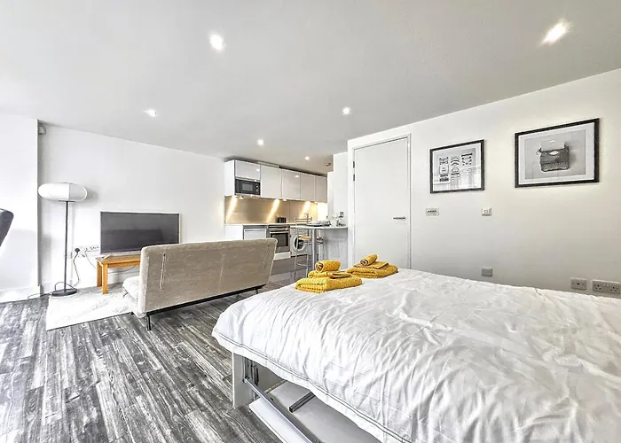 City Waterside, Old Street, Angel, Entire Private