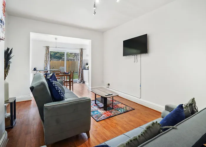 Cosy N22 Apartment Sleeps 6 London