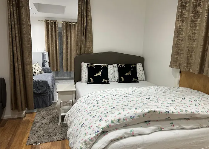 4Th Studio Flat With Private Own Bathroom A London Luxury Family Home Setup And Furnished With Double Bed Plus A Double Futon-Sofa Bed A Single Futon Bed A Baby Cot And Garden And Free Parking