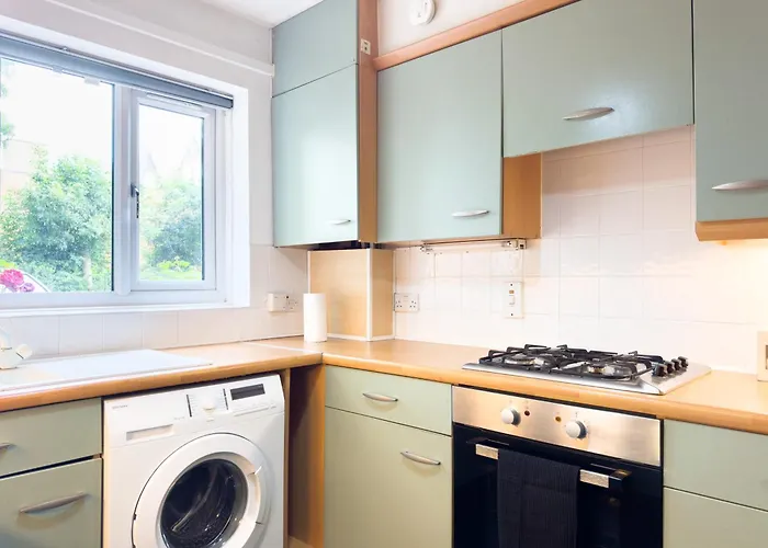Spacious 2 Bedroom House With Free Parking For 5 Guests