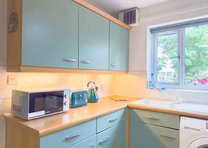 Spacious 2 Bedroom House With Free Parking For 5 Guests
