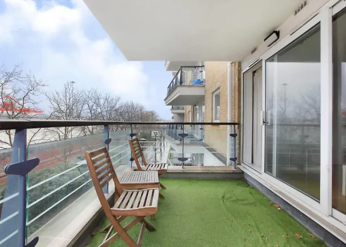 2 Bedroom Flat In Riverside West