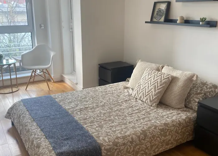 2 Bedroom Flat In Riverside West
