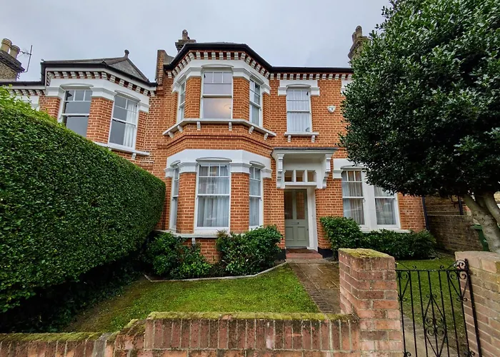 Impressive 5Br Family Home In Leafy London