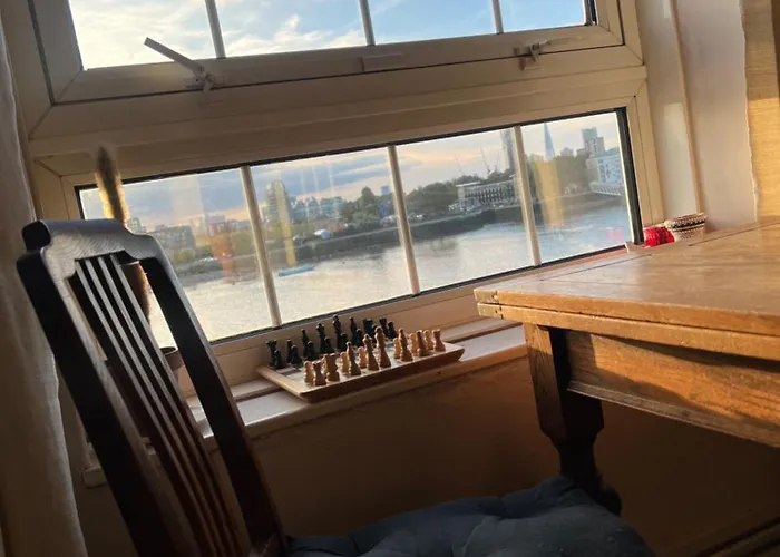 Charming And Cosy Canary Wharf Room With Stunning Views London