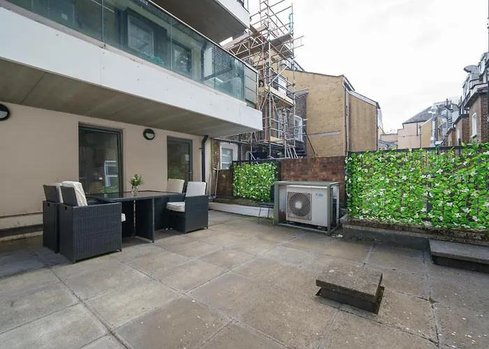Zone 1 Modern 3 Bed 2 Bath Hyde Park