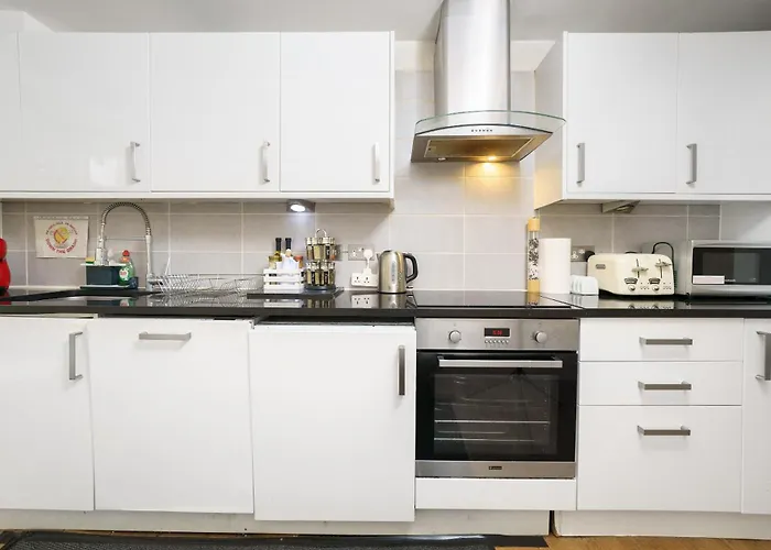 Zone 1 Modern 3 Bed 2 Bath Apartment Hyde Park London