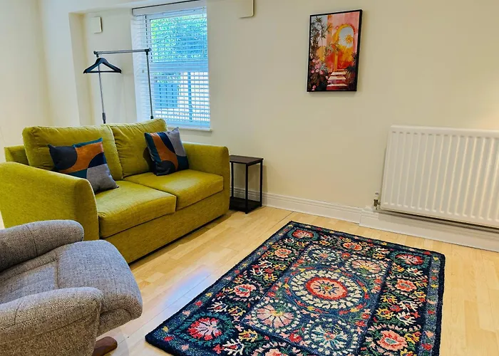 Ground Floor Wimbledon Flat With Parking