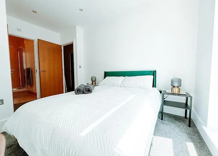 Two Bedroom Luxury Waterfront Apartment In London