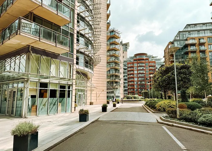 Two Bedroom Luxury Waterfront Apartment In London