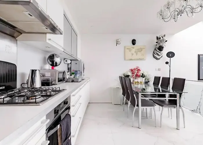 Air-Conditioned Lockable Ensuite Room In Modern Space With Shared Kitchen Fast Wifi London