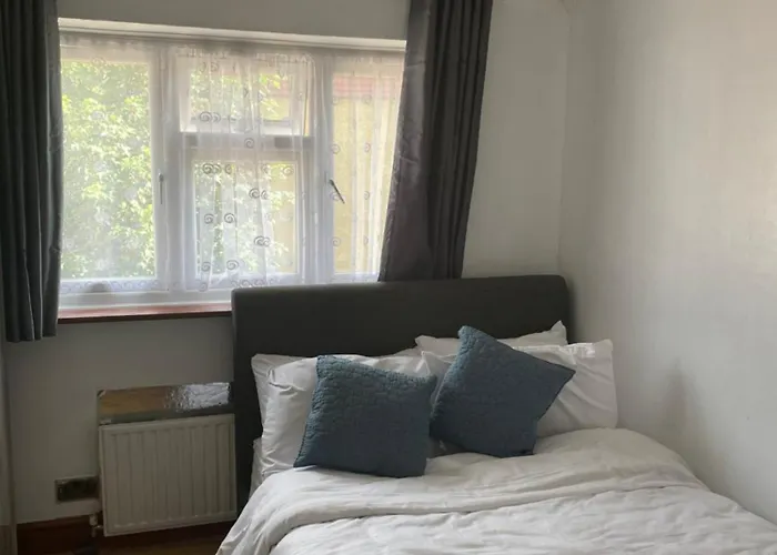 35 Holborn Road London E13 8Ph Near Excel Exhibition Centre Apartment