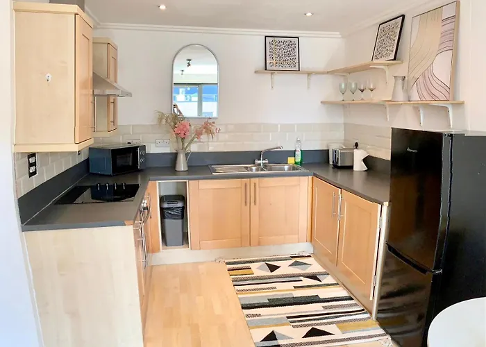 Modern 2 Bed 2 Bath Opp Tube Station