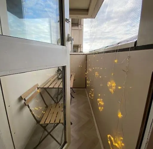 Comfy Entire Flat With City View Balcony In Regents Park, Camden, Central London