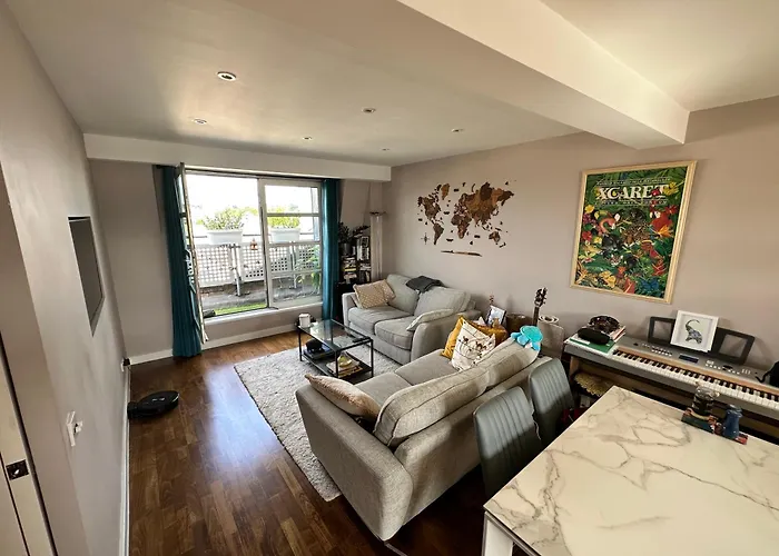 Double Room In London Penthouse Homestay