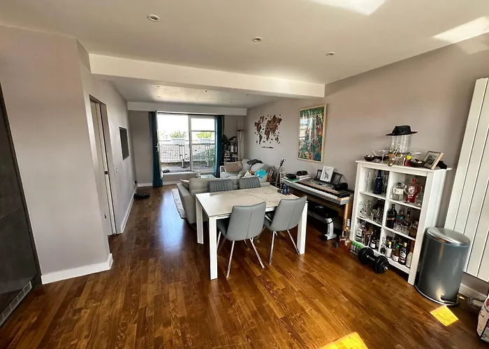 Double Room In London Penthouse Homestay
