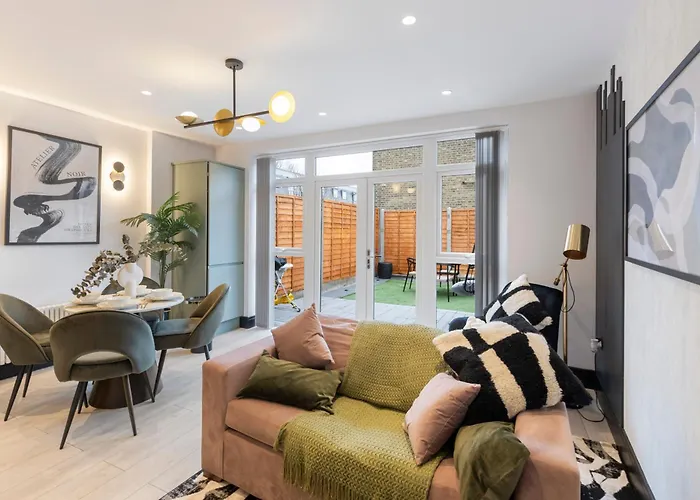 Unwind In Style 2Br With Cozy Backyard For Groups Apartment London
