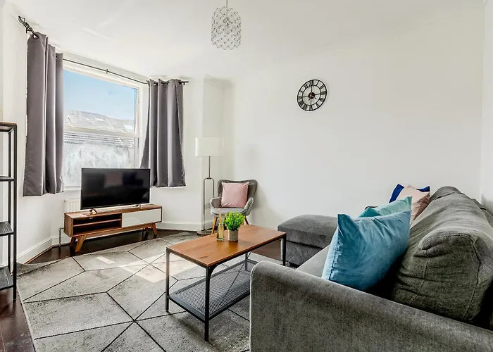 Cosy Flat With Free Parking Near Hotspots