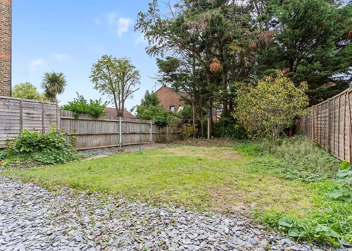 Charming 2-Bed Flat With Garden In London