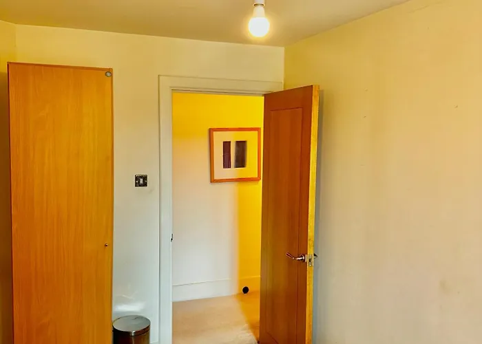 Budget, Cosy Double Bedroom - Shared Bathroom