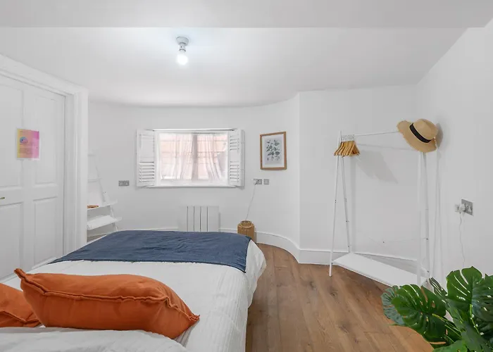 Well Connected 2 Bedroom Flat With Ensuite Bathrooms In London Se5