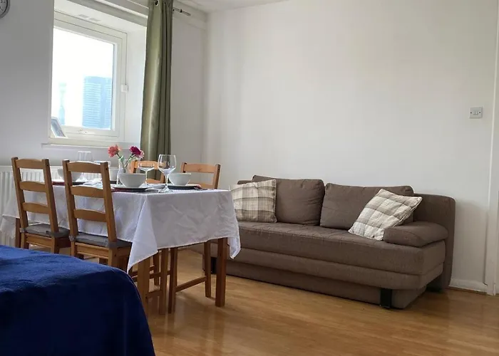 Comfy Entire Flat With City View Balcony In Regents Park, Camden, Central