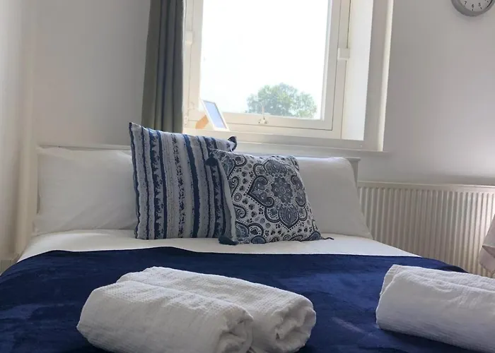 Comfy Entire Flat With City View Balcony In Regents Park, Camden, Central