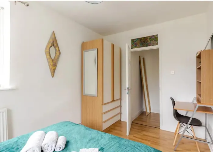 Spacious Two Bedroom Apartment In Battersea, Free Parking London